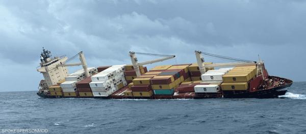 غرق سفينة حاويات تنقل «بضائع خطرة» قبالة سواحل الهند