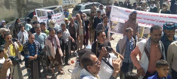 محتجون يطالبون بإعادة سجن متهمين بتفجير مصرف ثواني بتعز