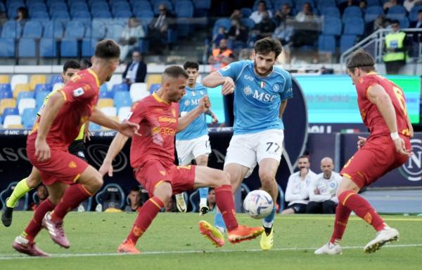 «الدوري الإيطالي»: آمال نابولي الأوروبية تنتهي بالتعادل مع ليتشي