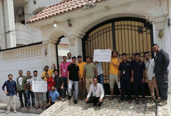 وقفة احتجاجية لمتعاقدي مطار عدن