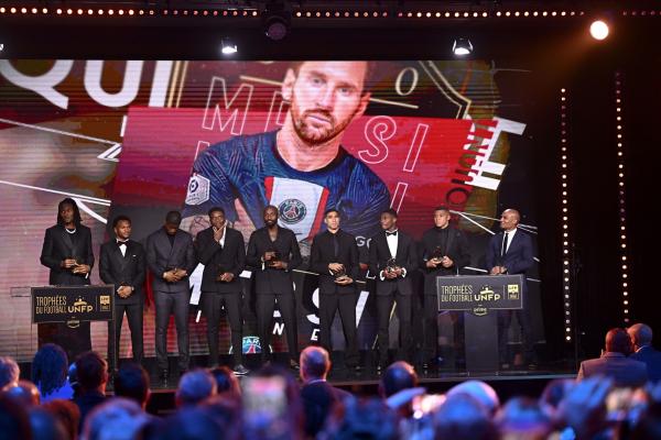 المغربي حكيمي يجاور ميسي ومبابي بتشكيل الدوري الفرنسي المثالي