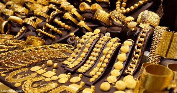 بريق الذهب يخفت مع ارتفاع الدولار