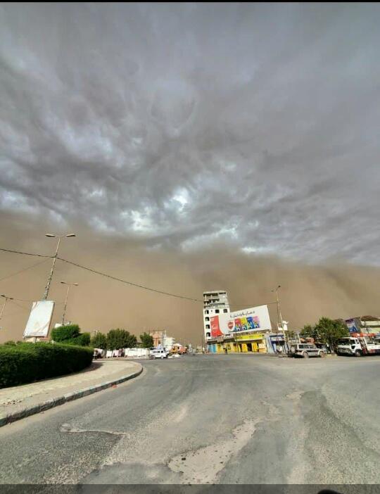 عاصفة رملية تحجب ضوء الشمس بالحديدة وسيول الأمطار تجرف البسطات في تعز 