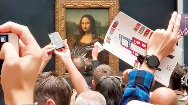 مقعد متنكر بزي امرأة يقذف «الموناليزا» بقطعة حلوى