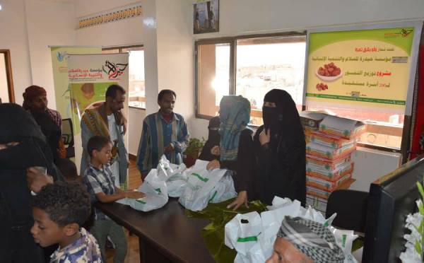 مؤسسة حيدرة توزع كميات من التمور للأسر الفقيرة في صنعاء