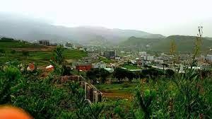 زوجة مدرس في إب تحرق رداءها تنديدا بظلم قيادي حوثي