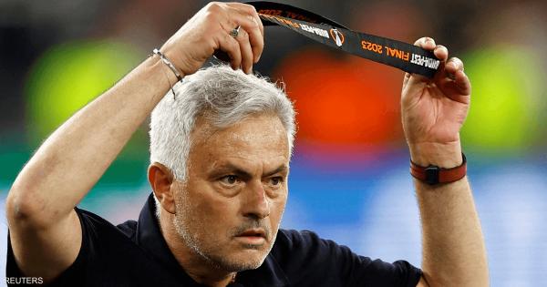 بعد تجرعه الهزيمة في الدوري الأوروبي.. جوزيه مورينيو يمنح ميداليته لأحد المشجعين في المدرجات