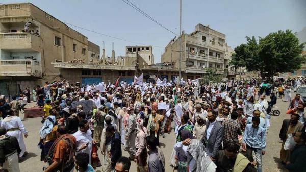 أبناء تعز يطالبون بكسر حصار مليشيات الحوثي بقوة السلاح