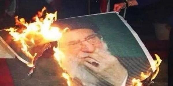 ولي عهد إيران السابق: النظام مشرف على الزوال و عاجز عن توفير الخبز للشعب