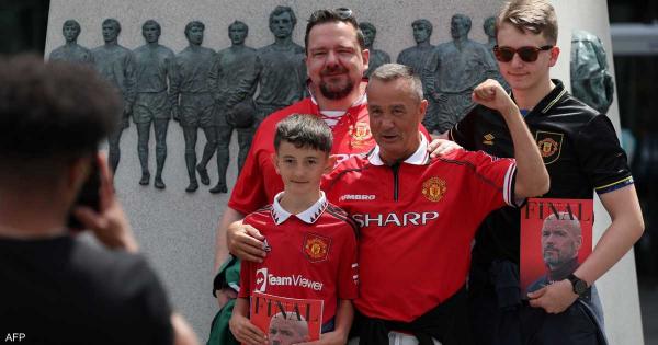 القبض على مشجع مانشستر يونايتد ارتدى قميصا يحمل إهانة بشعة بحق ليفربول