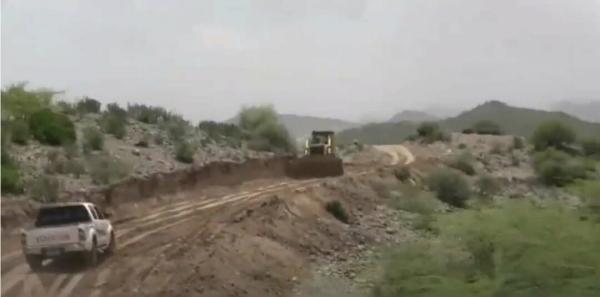 مليشيا الحوثي تشق طريقا عسكريا باتجاه مدينة تعز تمهيدا لمهاجمتها