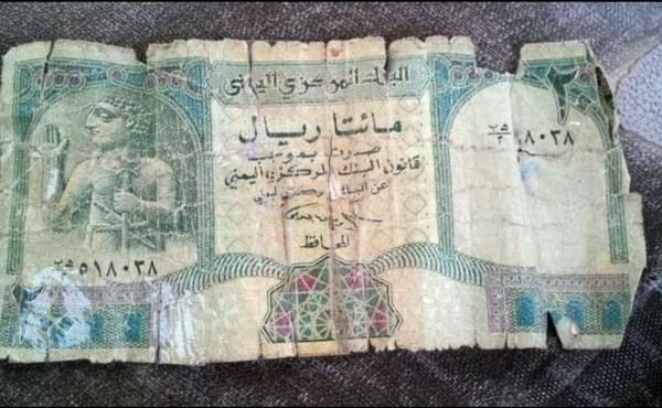 آخر تقليعات الحوثيين.. رفض التعامل بالعملة فئة (200) ريال لوجود "صنم" 