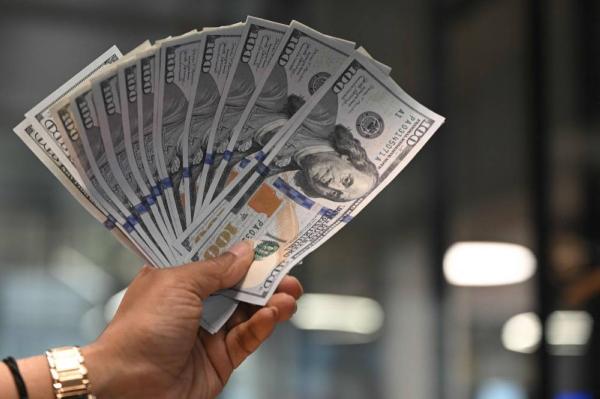 تراجع الدولار في تعاملات هادئة بفعل بيانات أمريكية ضعيفة واليورو يستقر ترقباً لقرار المركزي الأوروبي