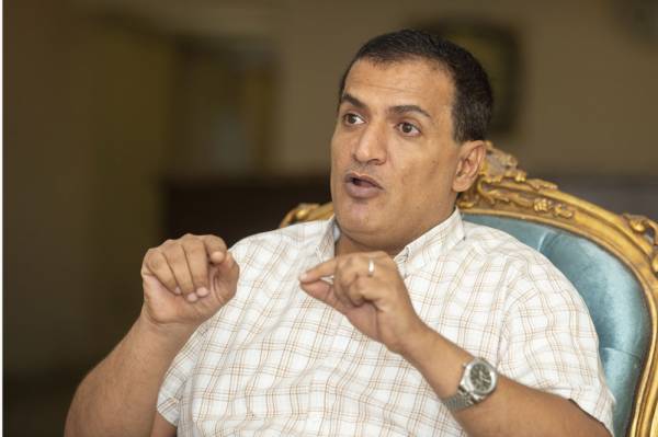 قائد محور تعز يهدِّد مدير عام مديرية المخا والحجرية تستنفر والبركاني يتدخل - تفاصيل