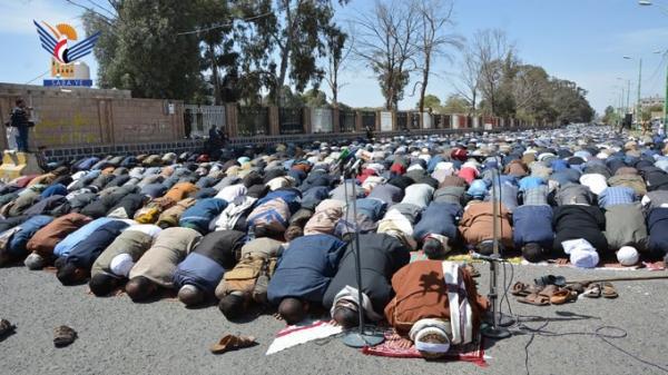 الحوثي يفاجئ المصلين بابتهالات إيرانية طائفية في صلاة الاستسقاء 