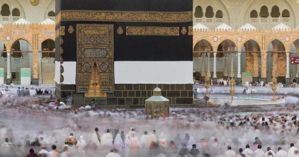 حجاج بيت الله الحرام يؤدون طواف الإفاضة