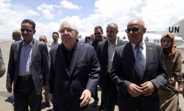 صحيفة لندنية: الحوثيون يناورون عبر الأمم المتحدة للبقاء في الحديدة.. ولا خيار غير الحسم العسكري (تفاصيل مهمة)