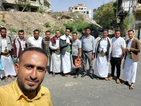 صحفي يبدأ اولى خطوات زفافه في أحد منافذ تعز المغلقة 