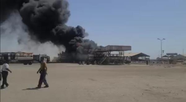 اندلاع حريق هائل في ميناء الزيت غرب عدن