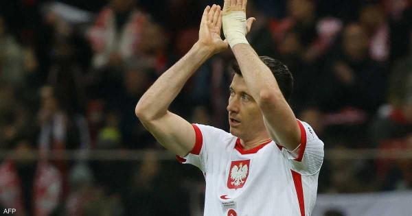 ليفاندوفسكي يعلن انسحابه من صفوف بولندا طالما ظل مدربها الحالي في منصبه