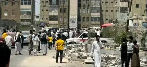 مواطنون في صنعاء يهدمون أسوار المليشيات الحوثية في المدينة السكنية بسعوان 