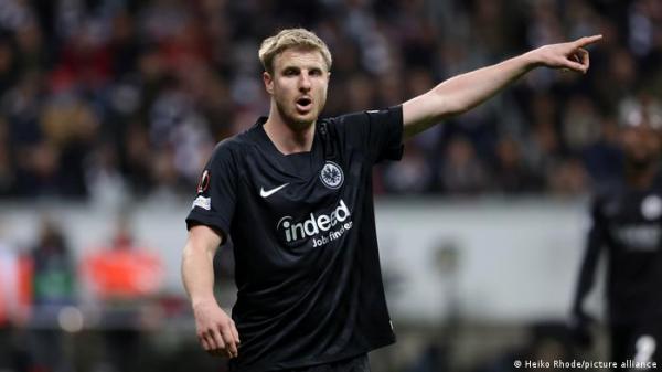 بعد جدل واسع.. لاعب فرانكفورت يقطع علاقة عمل مع سياسي يميني