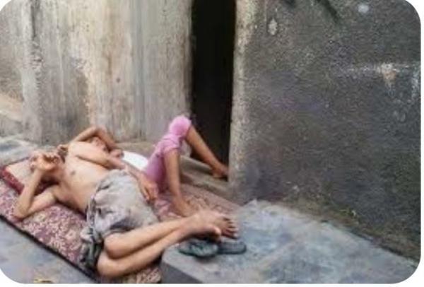 أبناء الحديدة يفترشون الطرقات هربا من الحر والحوثي يرهقهم بفواتير الكهرباء 