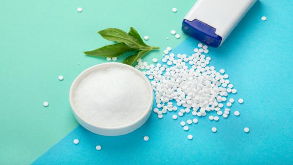 العلماء يحذرون من "مُحَلٍّ اصطناعي" شائع يمكنه تحطيم الحمض النووي!