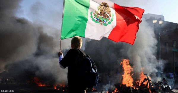 احتجاجات أميركا.. لماذا يصر المتظاهرون على رفع علم المكسيك؟