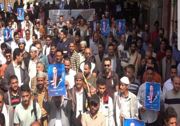 مئات من موظفي القطاع الخاص يتظاهرون ضد عصابة الحوثي بصنعاء