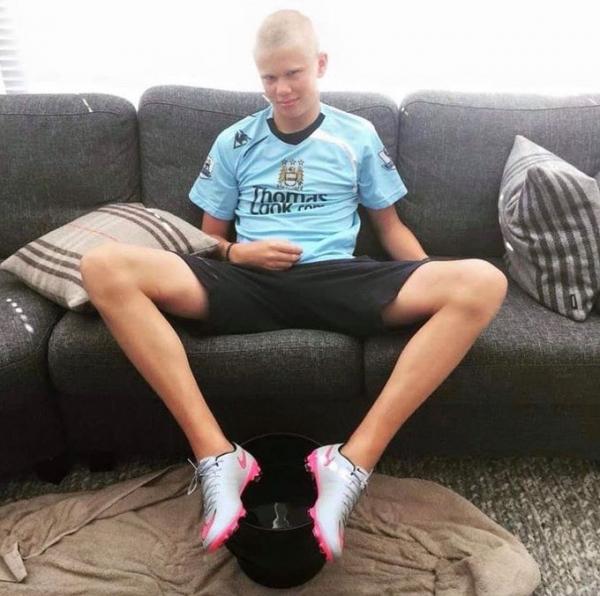 صورة تعود بالزمن.. مان سيتي يقدم هالاند بطريقة "مبتكرة"