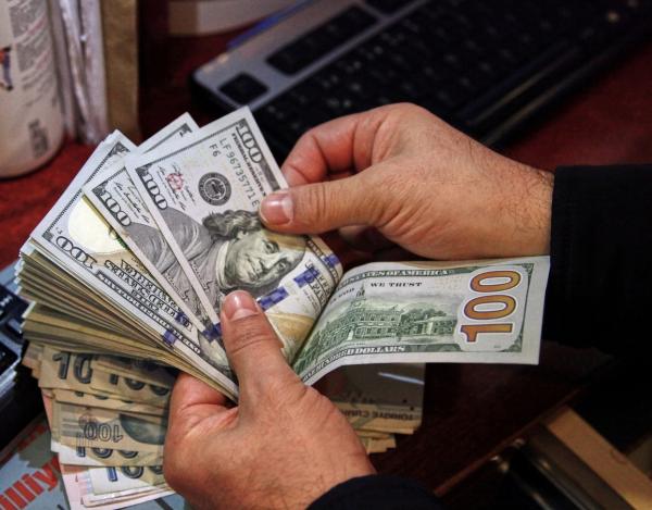 الدولار يتراجع بعد بيانات التضخم والين يتخبط قبل قرار بنك اليابان