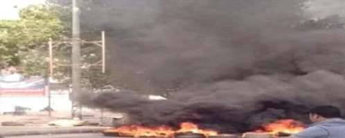 عدن على صفيح ساخن.. مواطنون يغلقون شوارع رئيسية بالإطارات المشتعلة لهذا السبب..!