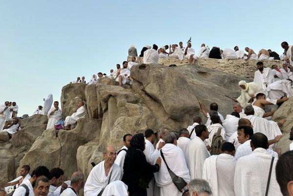 الحجاج يقفون على جبل عرفة ويدعون لأهل غزة