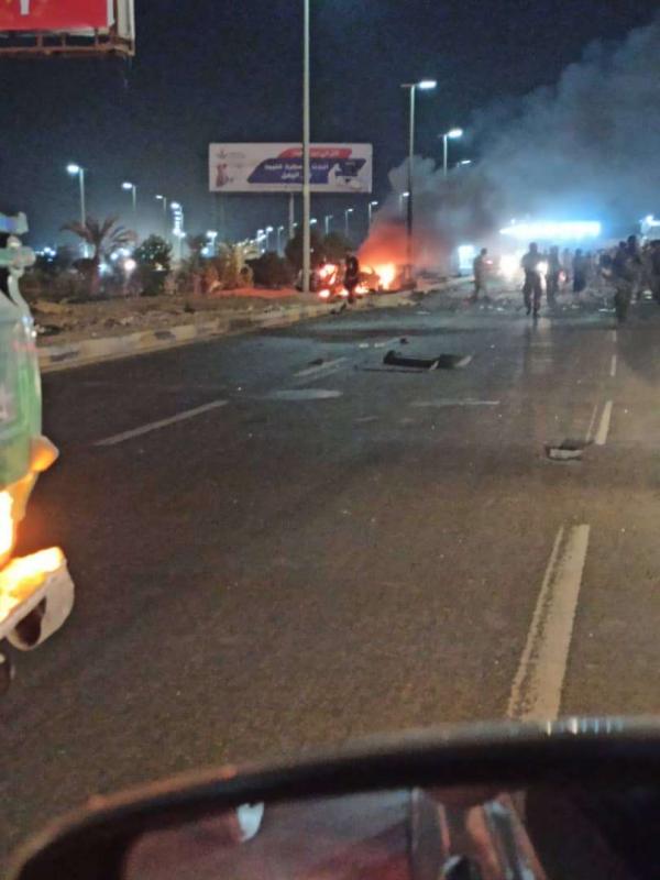 مقتل ثلاثة أشخاص بينهم مراسل قناة تلفزيونية دولية إثر انفجار سيارة مفخخة في عدن