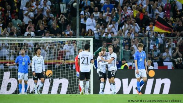 لافتة ضد الفيفا وقطر تثير الاستنفار في مباراة ألمانيا وإيطاليا