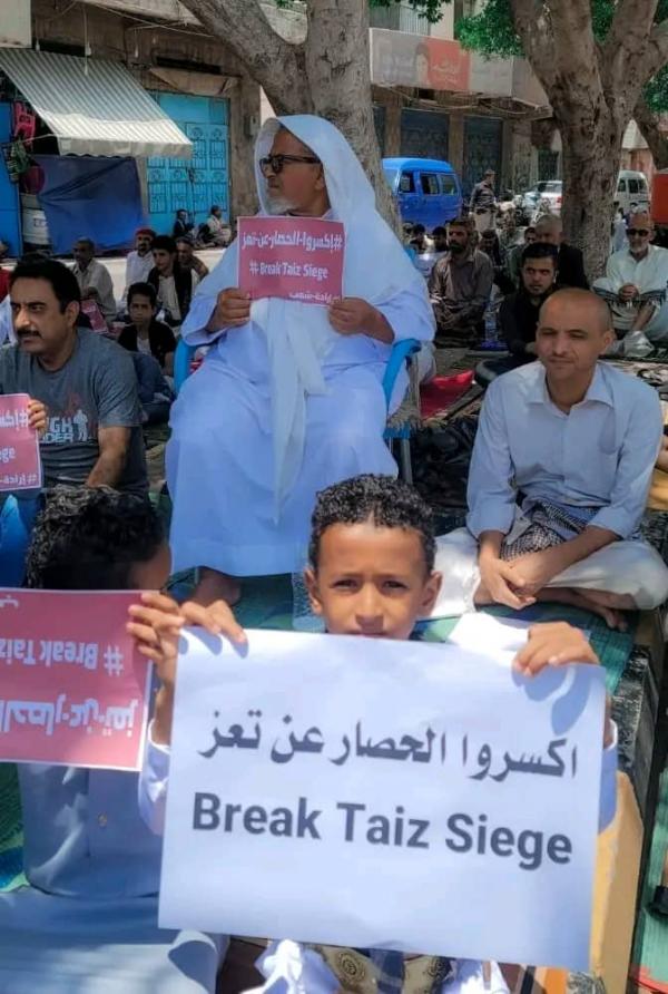أبناء تعز يؤدون صلاة الجمعة في عقبة منيف مطالبين بكسر حصار المليشيات 