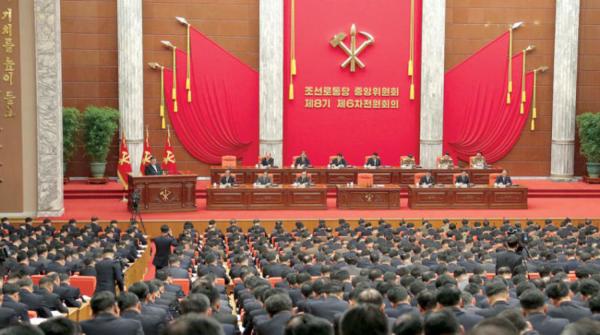 كوريا الشمالية تناقش استراتيجيات الدفاع والاقتصاد المتعثر