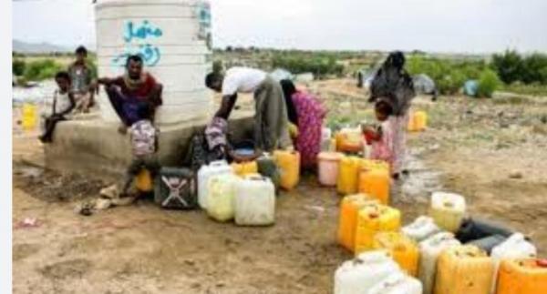 سكان قرى المضاربة بلحج يشكون انقطاع المياه وسط حر شديد 