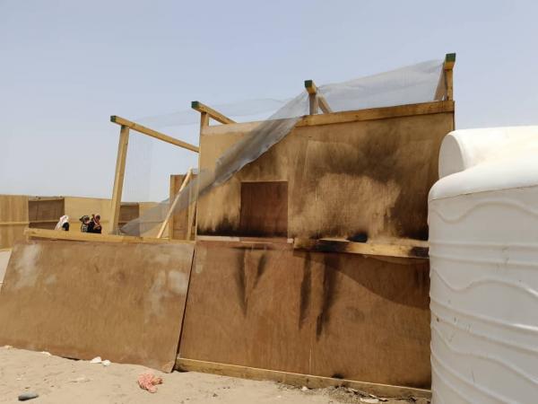 مسلحون يحرقون مخيما للنازحين بمحافظة لحج 