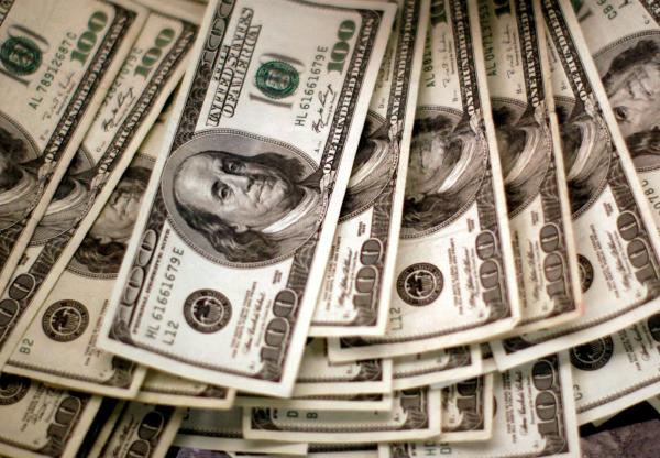الدولار يحتفظ بقوته واليورو يتأثر بعدم اليقين السياسي