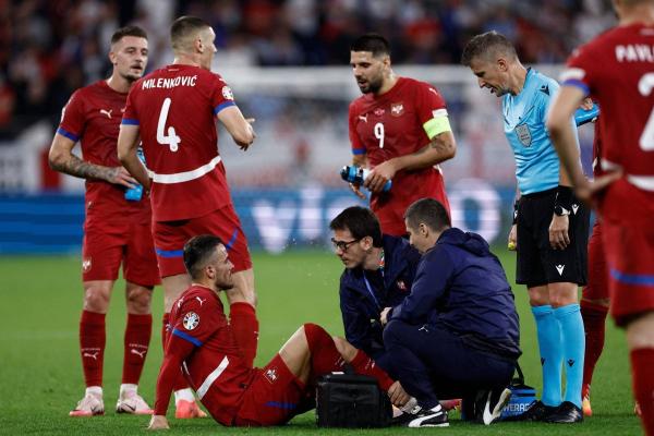 مدرب صربيا: نخشى إصابة كوستيتش في أربطة الركبة