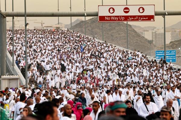 الحجاج يرمون جمرة العقبة ويستقبلون أول أيام التشريق