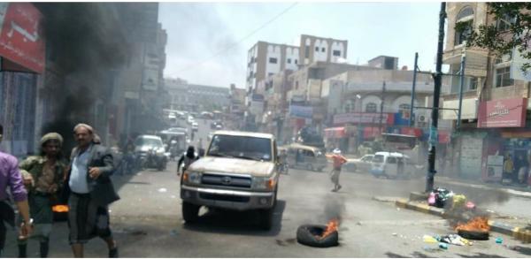 محتجون يقطعون شوارع تعز عقب مقتل بائع قات من قبل مسلحين