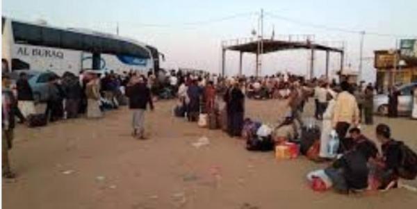 حجاج بيت الله عالقون بمنفذ الوديعة يفترشون العراء والسبب  الأوقاف 