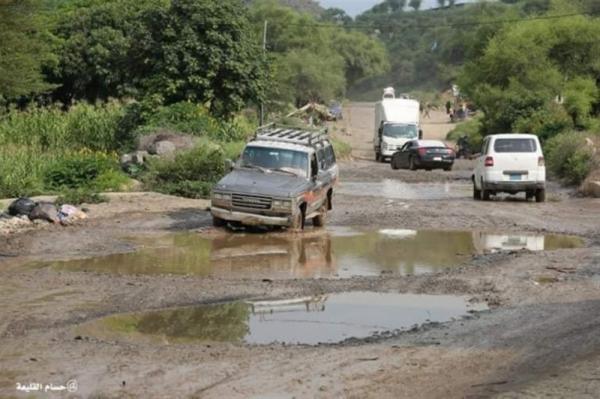 تأخير إنجاز طرق تعز يفاقم معاناة السكان وينذر بكارثة إنسانية 