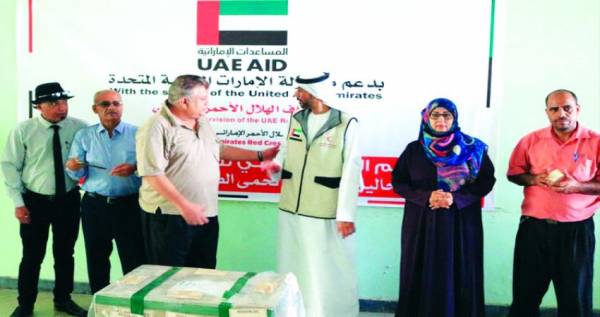 الهلال الإماراتي يقدم مساعدات طبية لمواجهة حمى الضنك في عدن