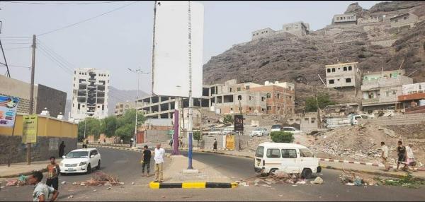 احتجاجات عارمة في عدن وإيقاف تام للحركة 