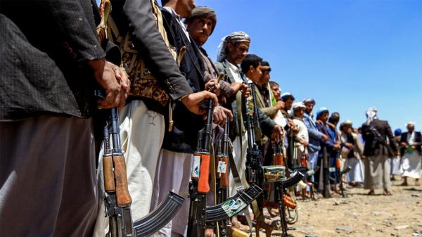 إيقاف راتبه وتراكم الديون.. عميد يجبره الحوثي على شنق نفسه