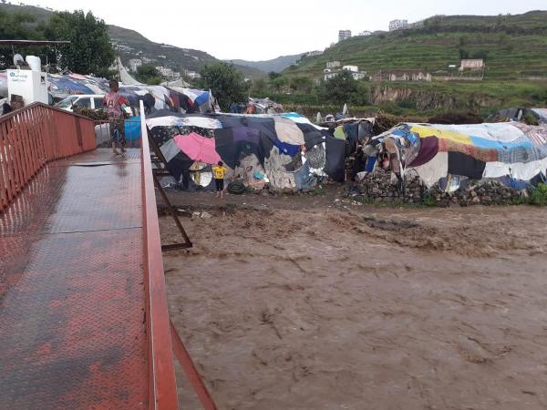 إب.. سيول الأمطار تجرف عدة شاحنات ومركبات في وادي عنة بمديرية العدين